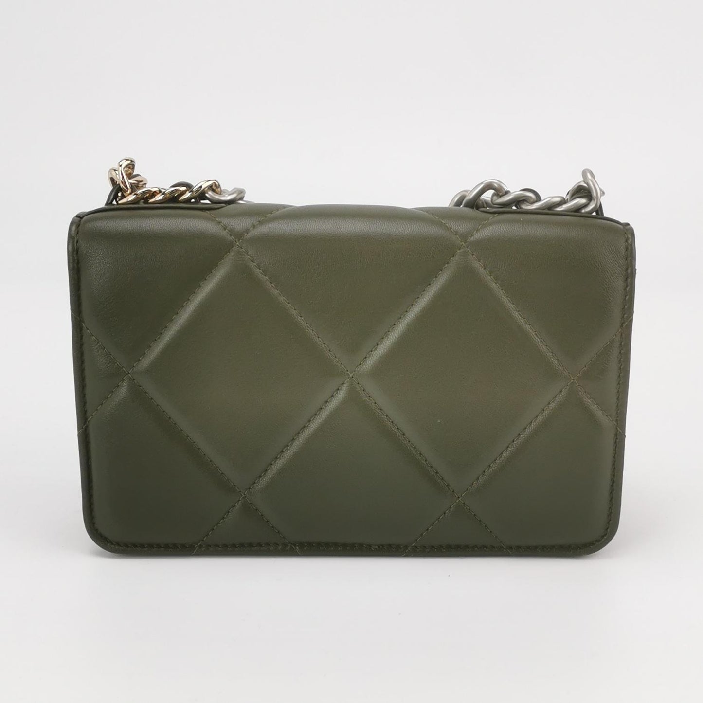 19Bag Lambskin quilted CC turn-lock